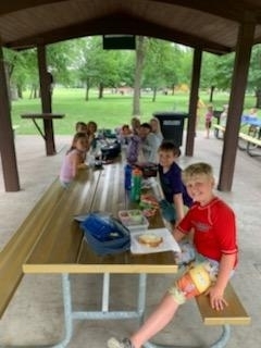 some kids eating lunch