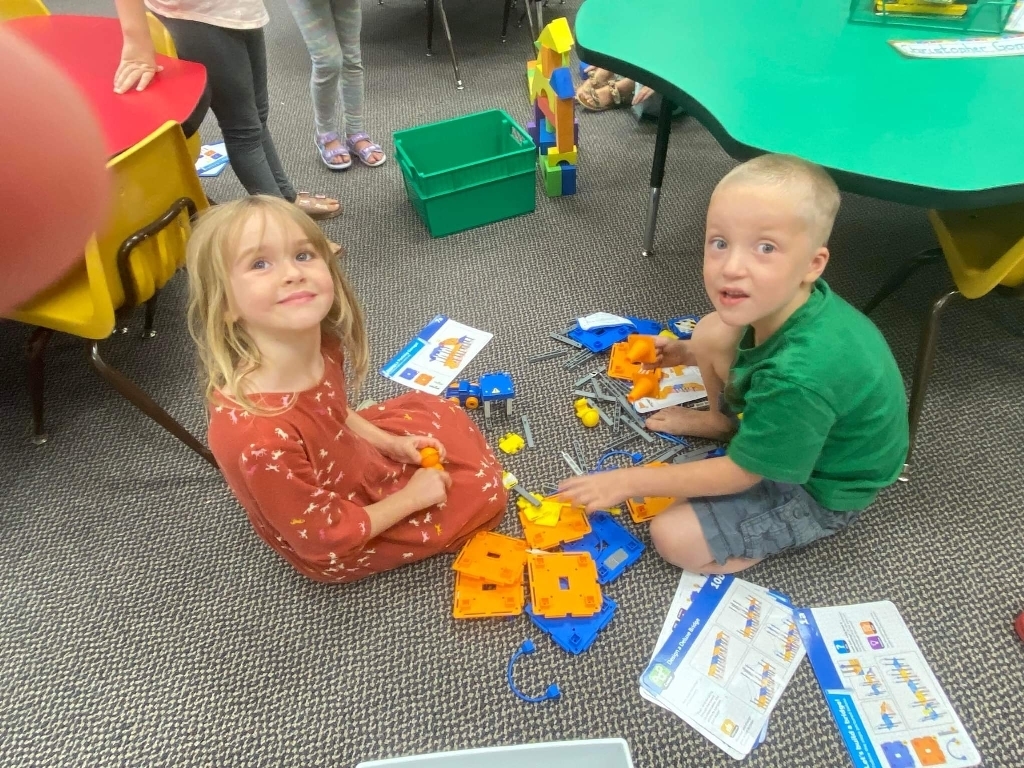 2 kids playing with blocks.