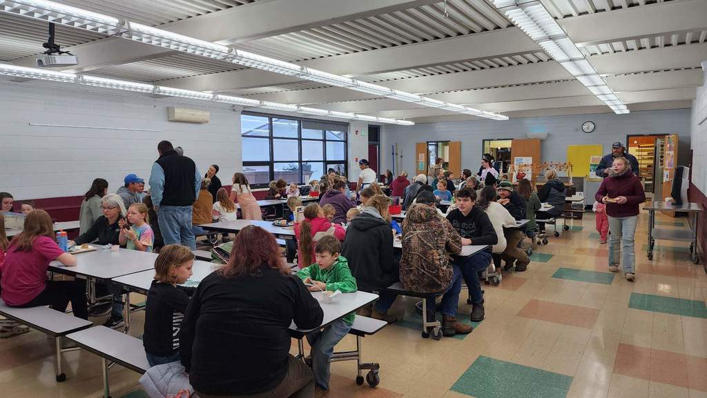 A lunchroom filled with families.
