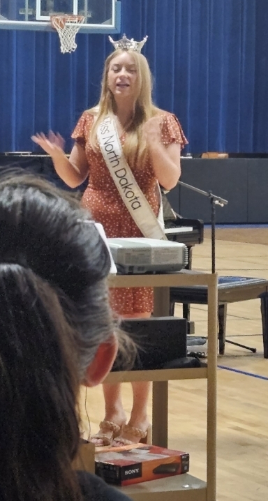 miss north dakota speaking to the elementary.